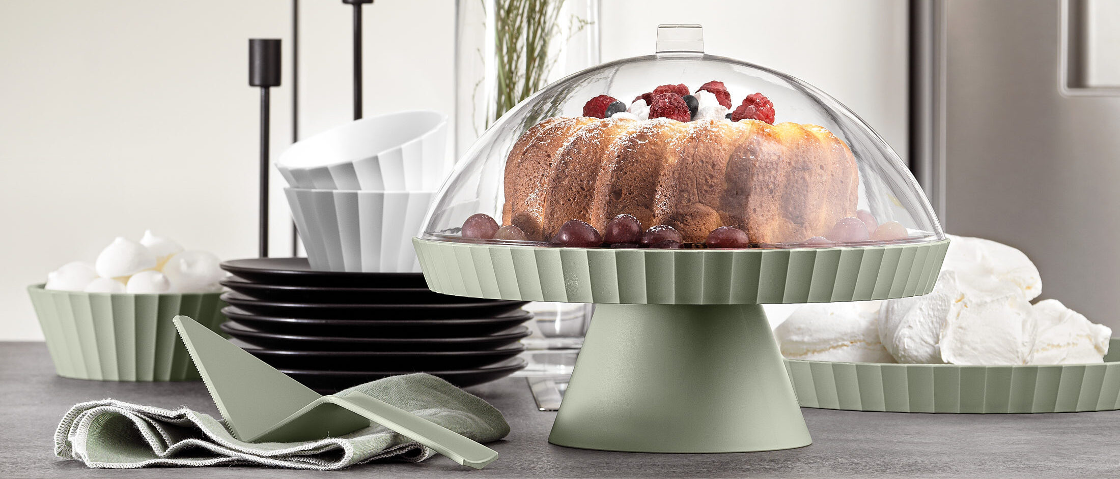 Blim Plus Agorà: round cake stand with cake under a dome on an elegant table