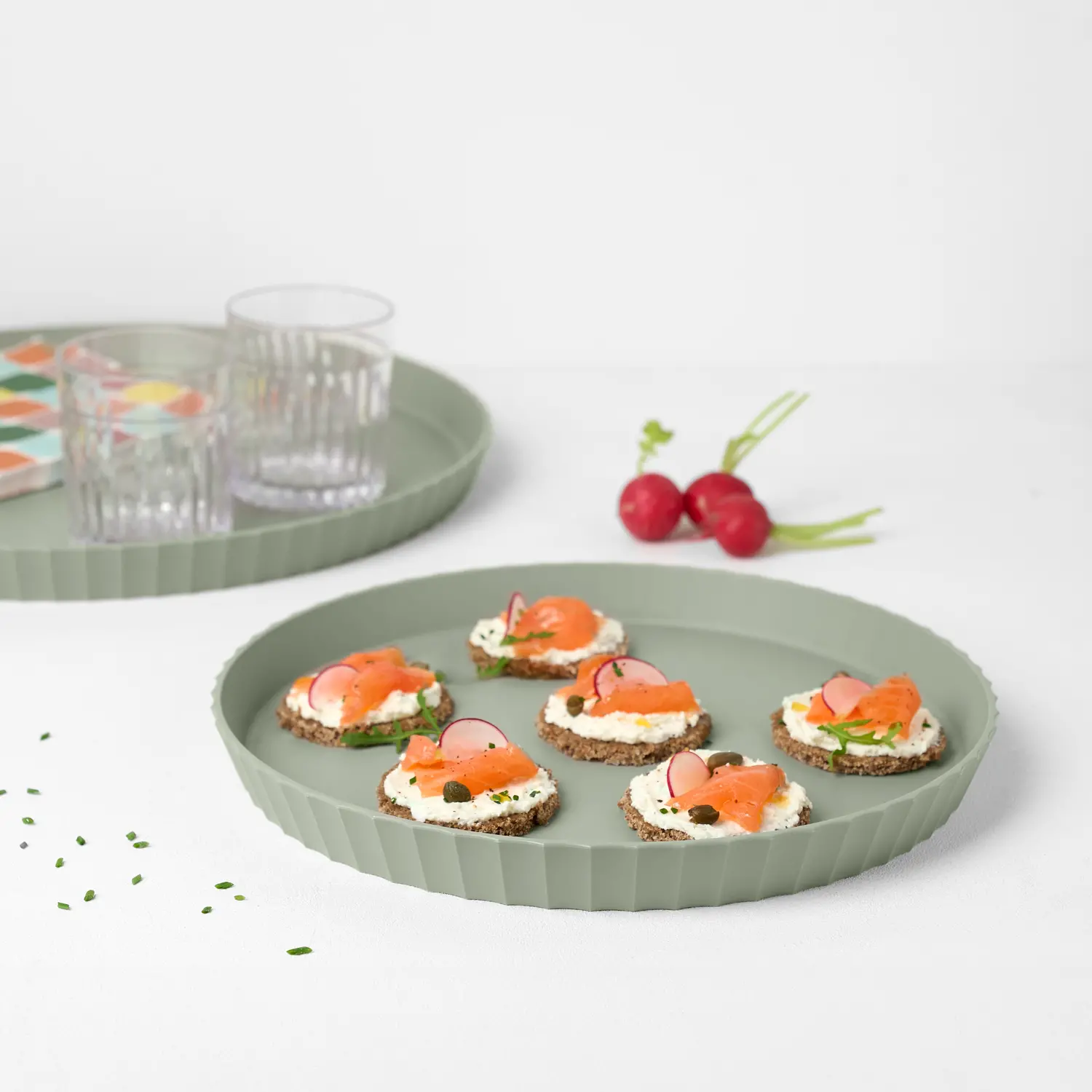Vassoio tondo Atena Blim Plus in Forest medium con assaggi di salmone e formaggio su sfondo bianco
