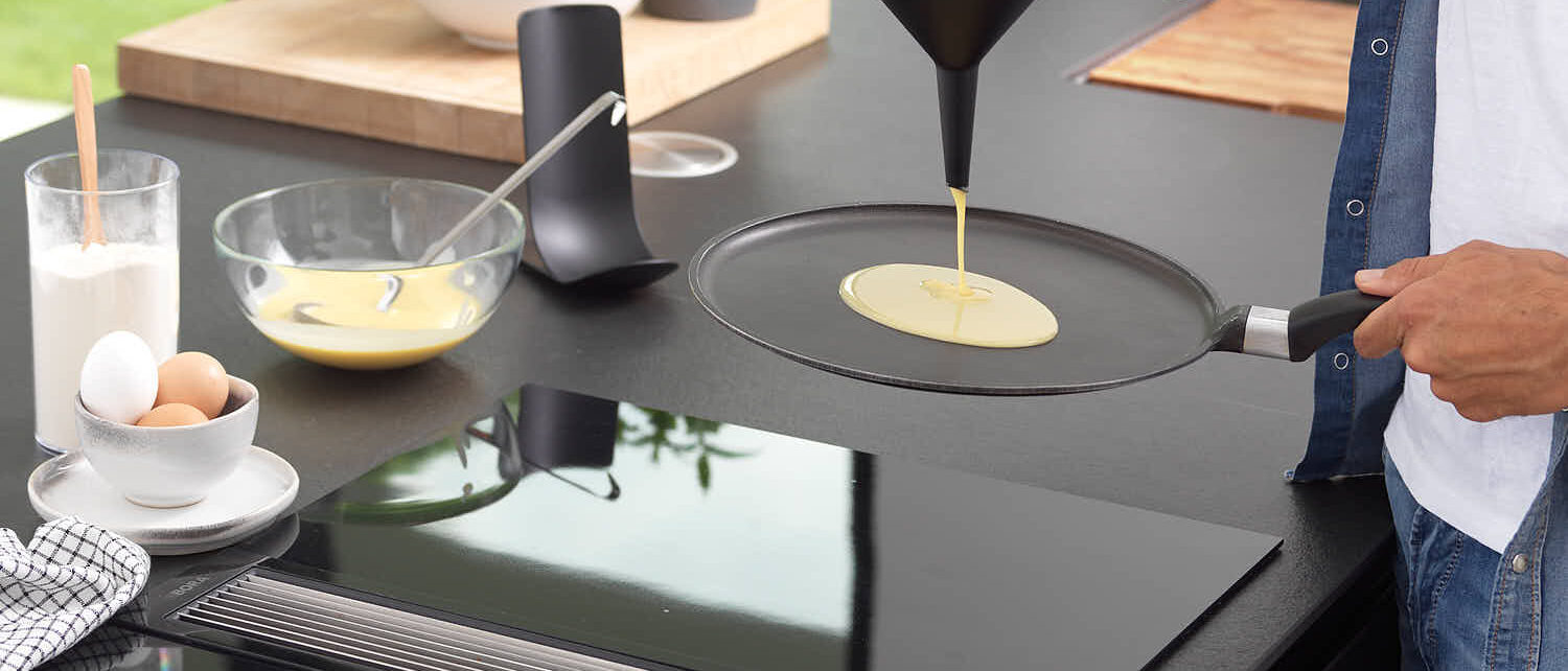Blim Plus Dolina Carbon Black: versamento di pastella su piastra per pancake durante la colazione.