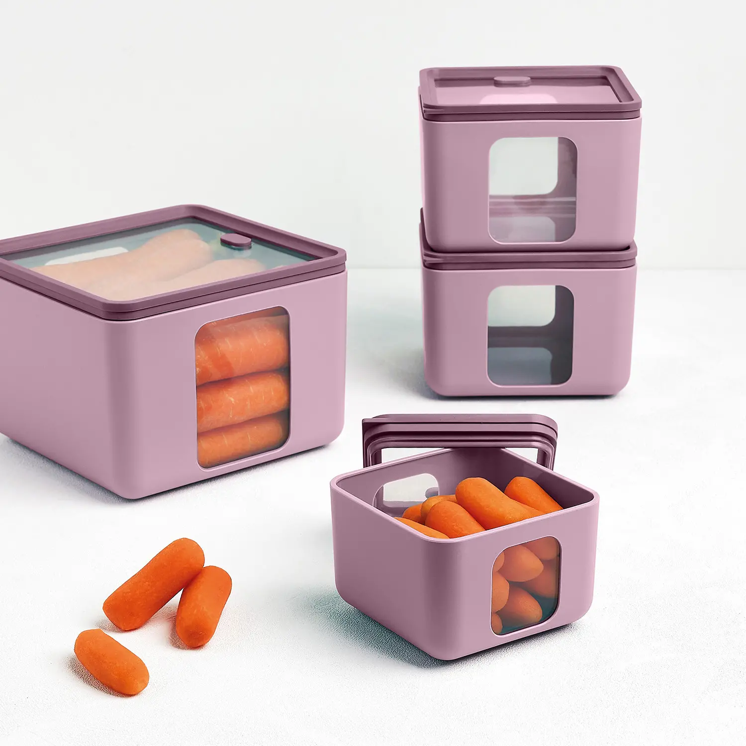Blim Plus Peek Box quadrato Mauve contenenti grissini di carote.