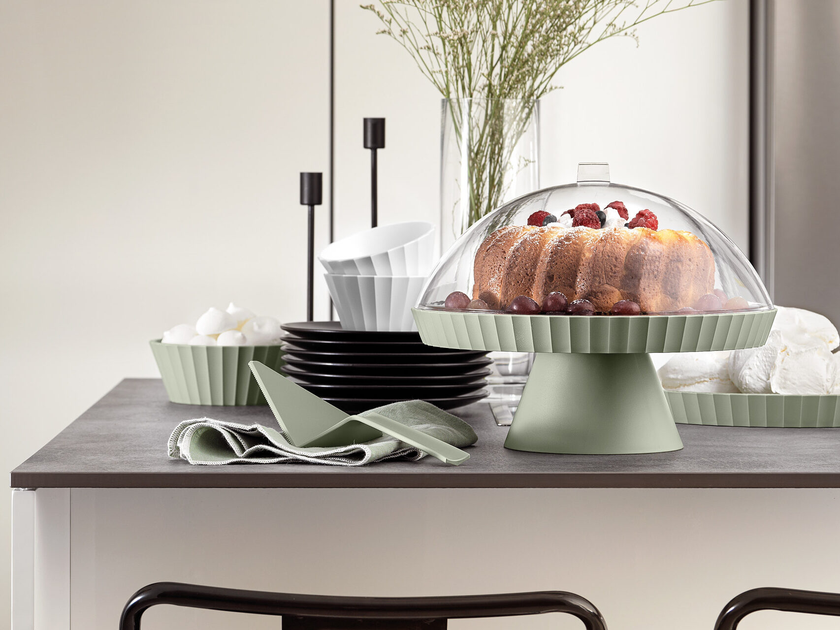 Blim Plus Paestum Agorà: sweet tray with transparent dome on an elegant table