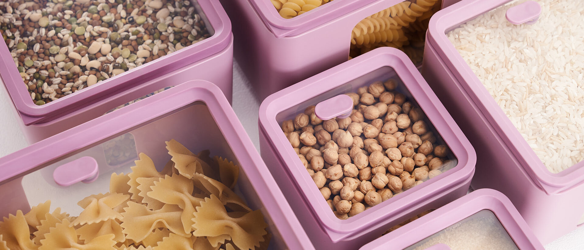 Peek Box Quadro Blim Plus in Mauve, close-up con scomparti di pasta e legumi assortiti.