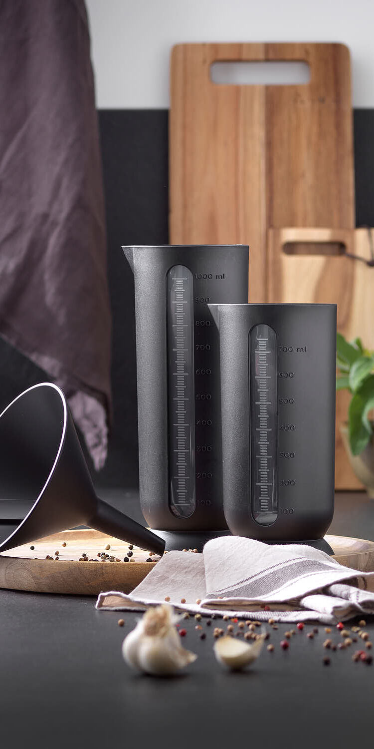 Blim Plus Qb Carbon Black: misurini con tacche graduante su piano da cucina, con spezie e panno