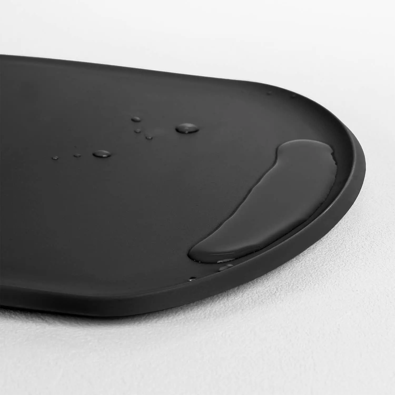 Skateboard Blim Plus: tagliere ergonomico in colorazione Carbon Black con bordo curvo che raccoglie i liquidi