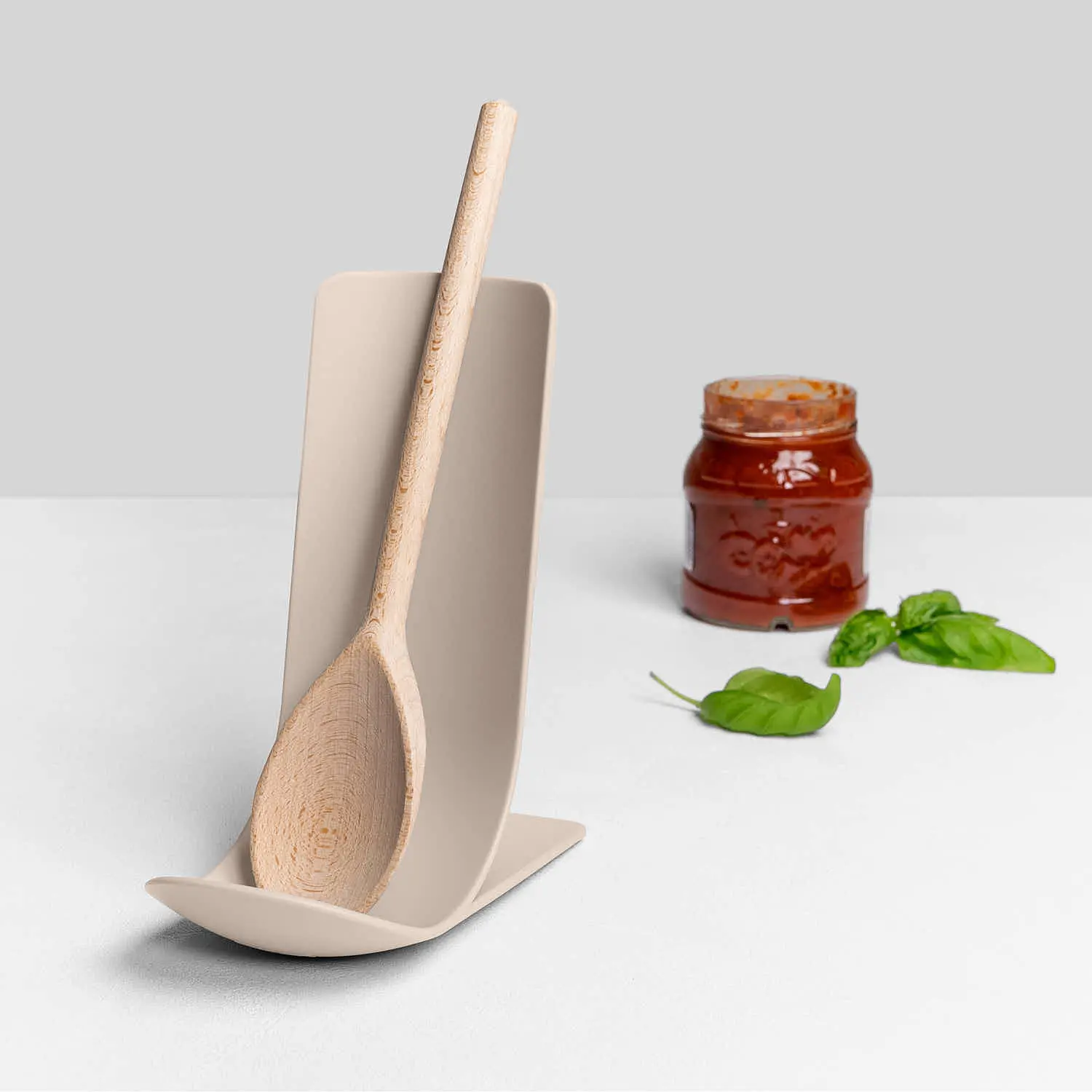 Stand Blim Plus: poggiamestolo nella colorazione Moka Grey, con mestolo e sugo di pomodoro