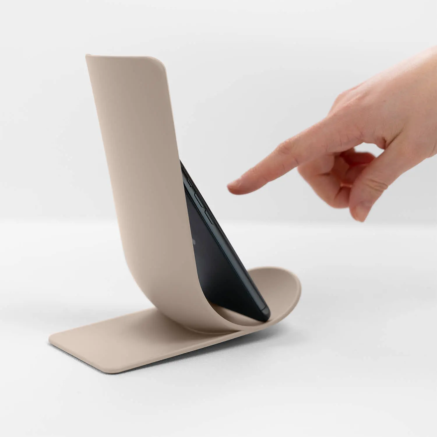 Stand Blim Plus: poggiamestolo nella colorazione Moka Grey, che può fungere da porta smartphone