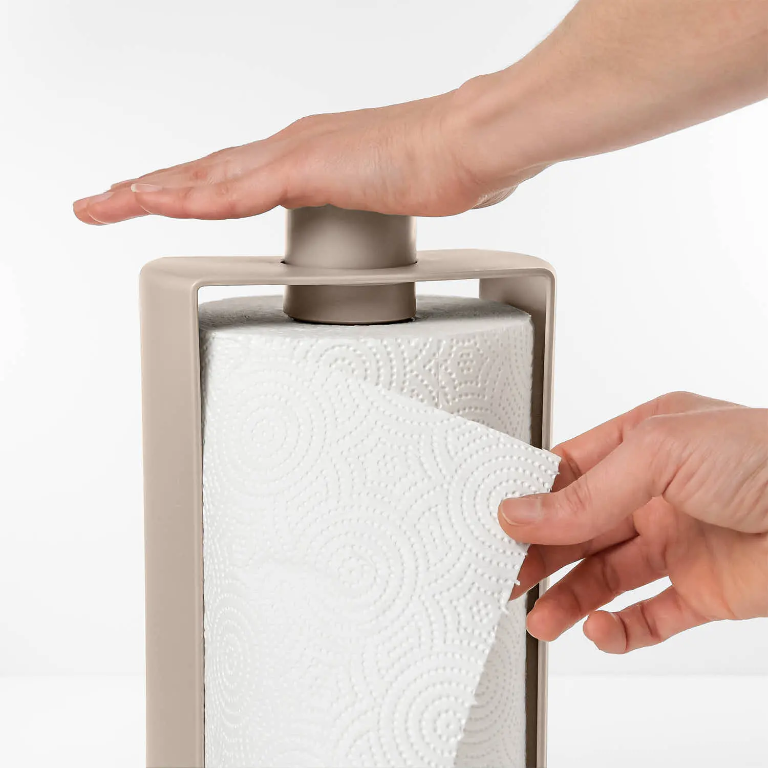 Stop Blim Plus: portarotolo in colorazione Moka Grey e persona che lo usa