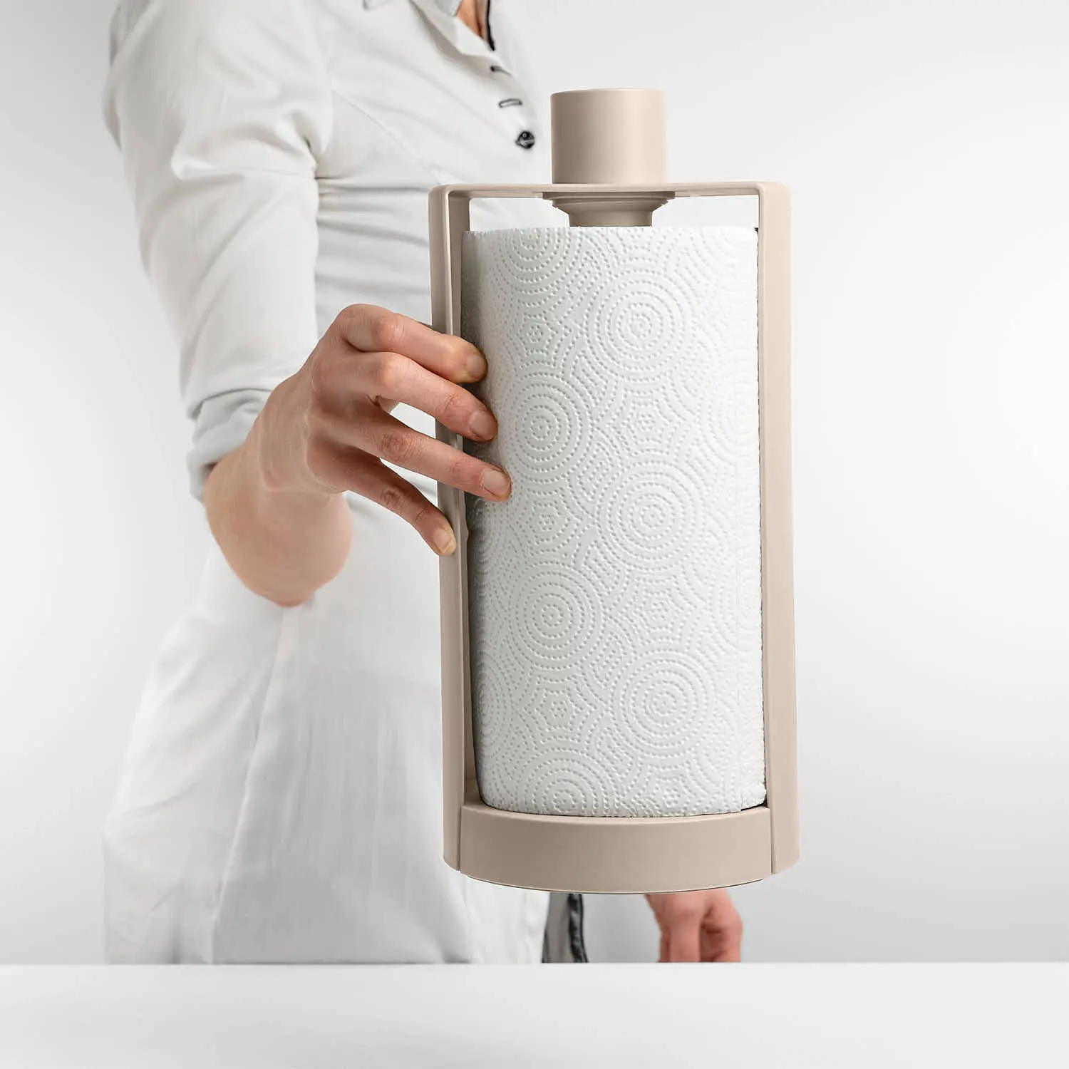 Stop Blim Plus: portarotolo in colorazione Moka Grey e persona che lo usa