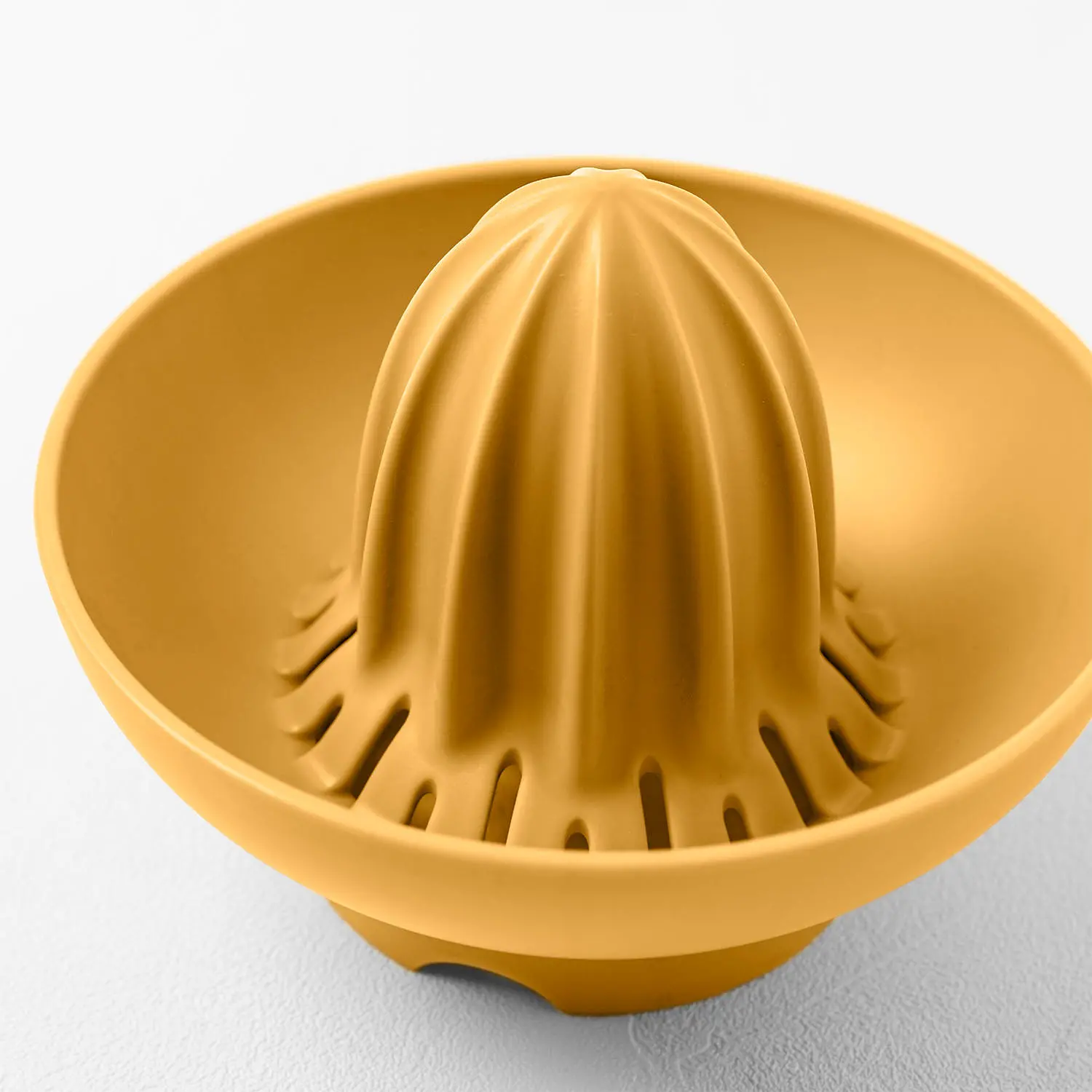Ufo Blim Plus: close-up of the holes of the citrus juicer with graduated carafe up to 500 ml in Desert color