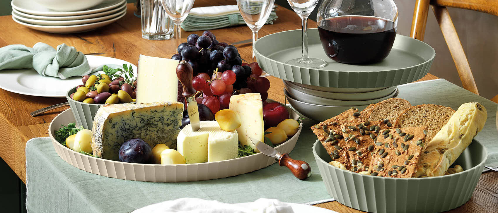 Blim Plus Atena: table set with products from the Paestum collection and snacks