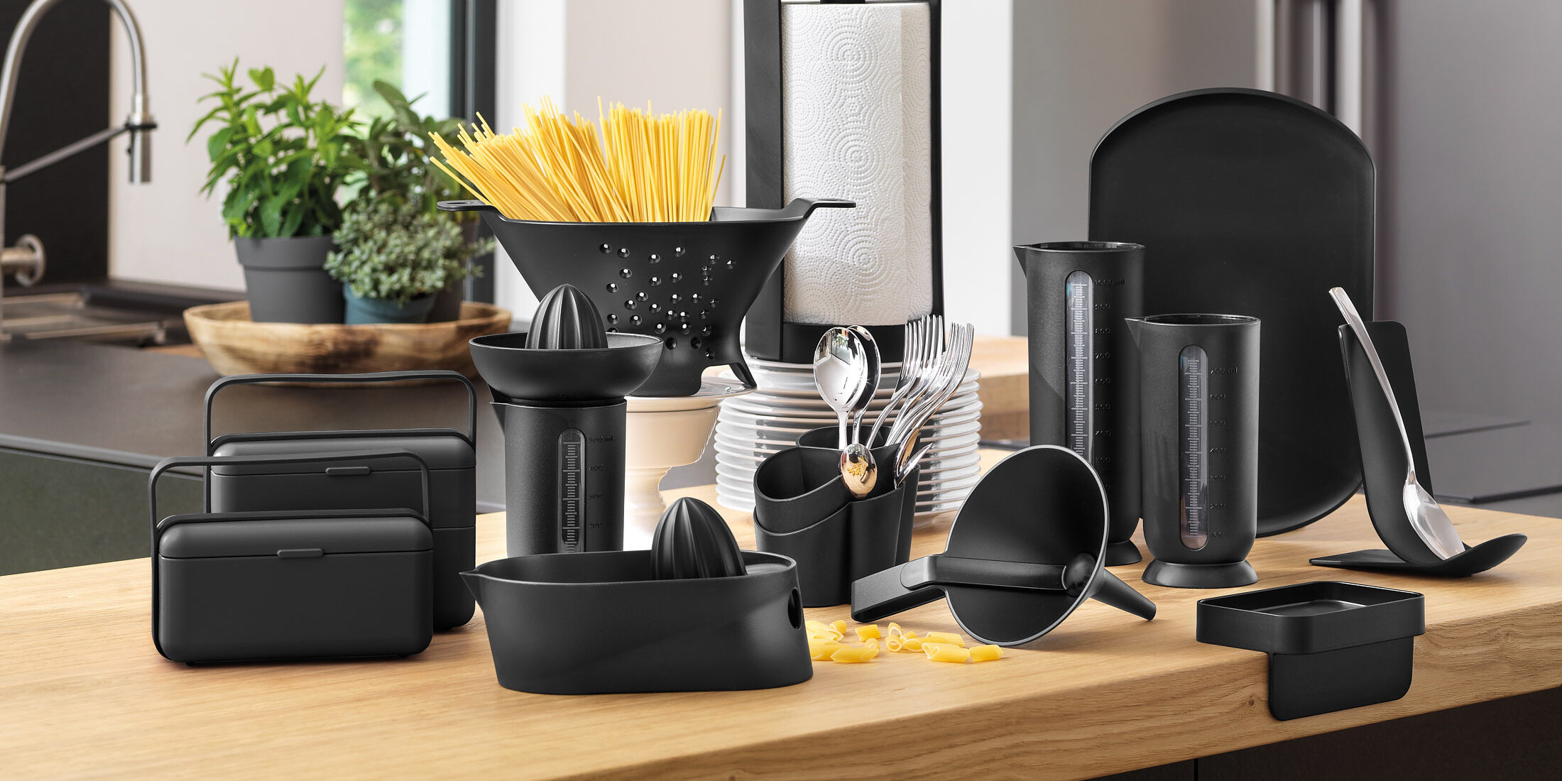Set da cucina Create di Blim Plus con accessori in mix nero su piano in legno