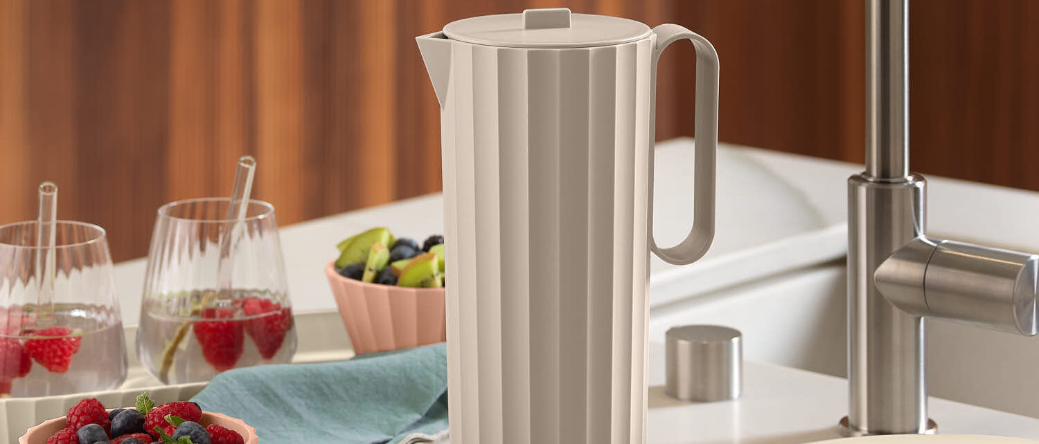 Caraffa Hydra Blim Plus con coperchio e manico, su piano cucina con frutta e stoviglie