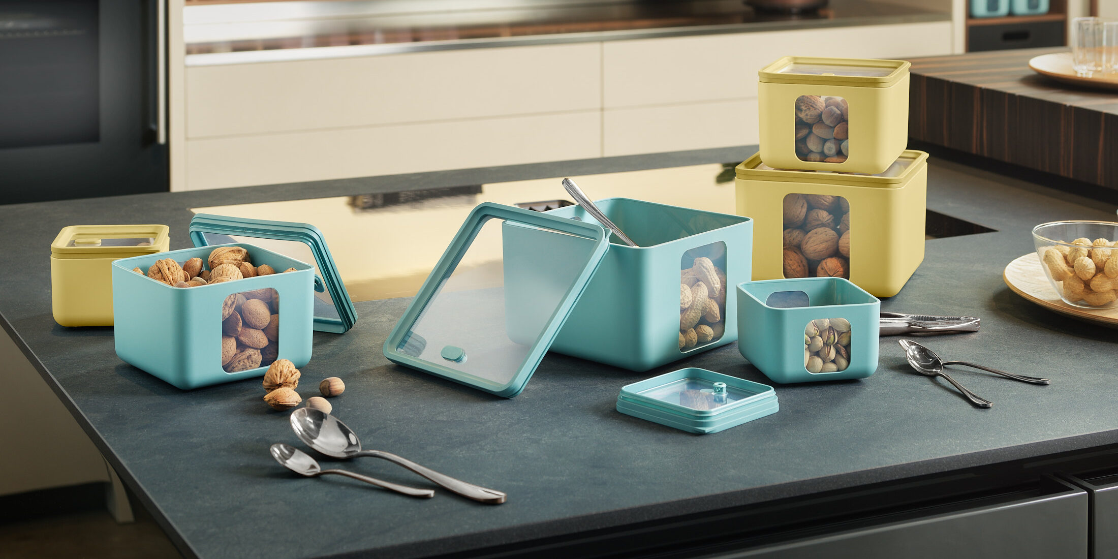 Peek Box Quadro Blim Plus, contenitori rettangolari in teal con coperchi e snack sul piano