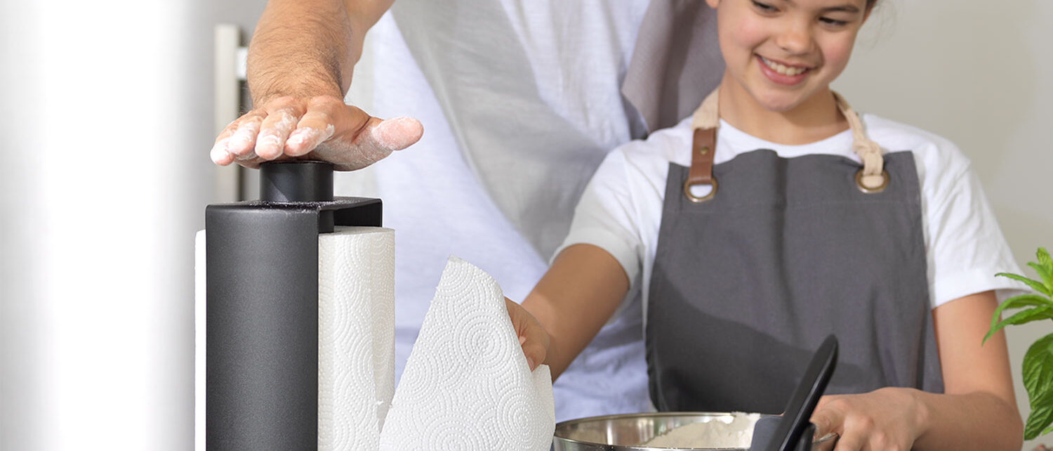 Blim Plus Create STOP in Carbon Black: father and daughter use the paper towel holder in the kitchen