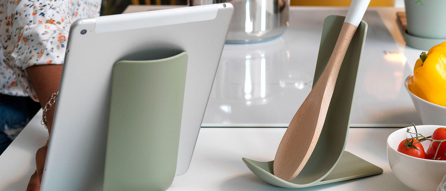 Stand Blim Plus: supporto per posate e tablet, con base in design moderno su tavolo da cucina
