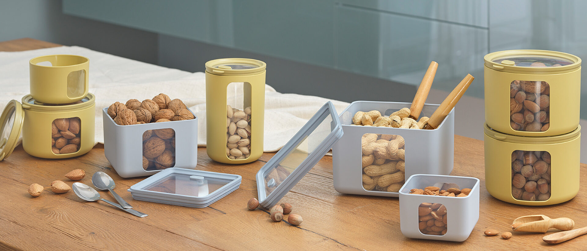 Peek Box tondi e quadribBlim Plus in cucina con snack, posate e cucchiaio su piano in legno